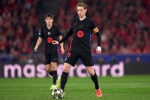 开云体育下载-记者：德容肌肉超负荷&amp;并无大碍，半场换下他是预防措施