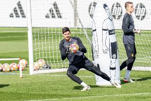 西媒：库尔图瓦因膝盖伤势，出战与阿森纳的欧冠淘汰赛仍存疑问