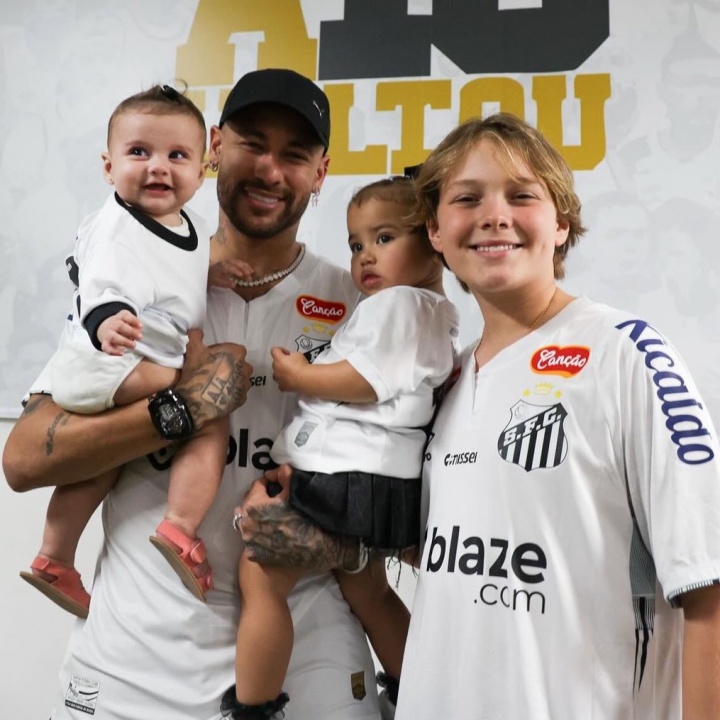 开云官网-0-6惨败后内马尔痛哭！儿子安慰内马尔：抬起头来，勇敢面对挑战