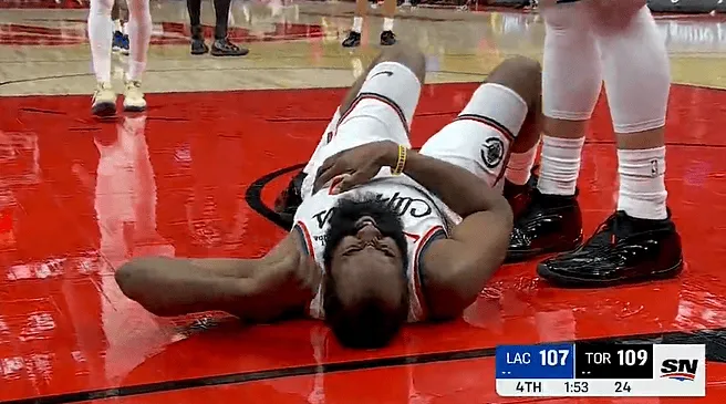 开云体育官网-哈登不惧危险抛投造成干扰球，落地后捂着腰部表情痛苦